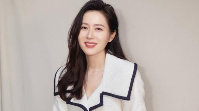 Manis nan Elegan, Ini 4 Inspirasi OOTD Son Ye Jin yang Wajib Kamu Coba!
