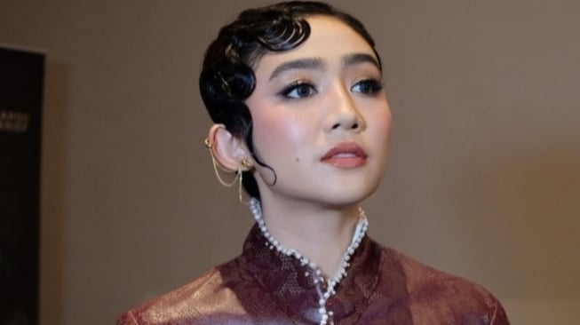 Orang Tua Beda Agama, Febby Rastanty Ngaku Pilih Belajar Agama Sendiri