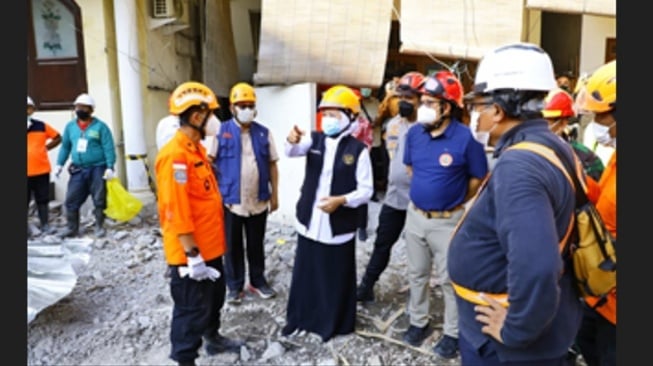 Gubernur Jawa Timur Khofifah Indar Parawansa bersama Menteri Pekerjaan Umum (PU) Dody Hanggodo, Kepala Basarnas Marsdya TNI Mohammad Syafii dan Sekretaris Daerah Provinsi Jawa Timur Adhy Karyono meninjau langsung proses evakuasi (Dok: Pemprov Jatim)