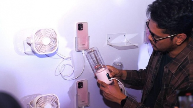 OPPO A6 Pro bisa jadi powerbank untuk charge berbagai gadget mulai dari TWS hingga Blender  (Dok: OPPO)