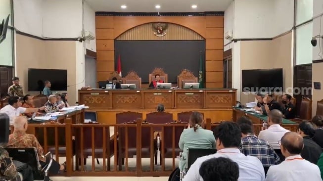 Dipimpin Hotman Paris, Kubu Nadiem Serahkan Tumpukan Dokumen saat Praperadilan di PN Jaksel