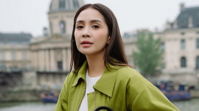 Saat Sultan Andara Beraksi, Nagita Slavina Terciduk Pakai iPhone 17 Pro untuk Mengintip Artis Dunia