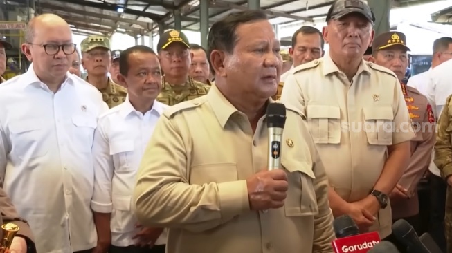 Saat Prabowo Ungkap Kerugian Rp300 Triliun, Bahlil Terciduk 'Colek Mesra' Menteri Rosan: Ada Apa?