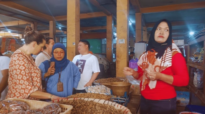 Dina, pewakilan Institut français d'Indonésie memperkenalkan rempah Indonesia kepada Cheffe Andrée Rosier (Suara.com/Rosdiana)