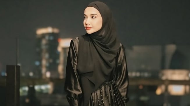 Zaskia Sungkar Pakai Payung Seharga Motor, Bisa Menahan Segala Badai?