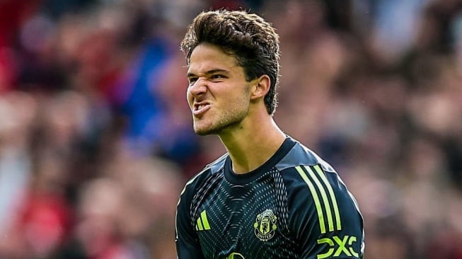 Senne Lammens Ketar-ketir, Manchester United Masih Ingin Rekrut Emiliano Martinez