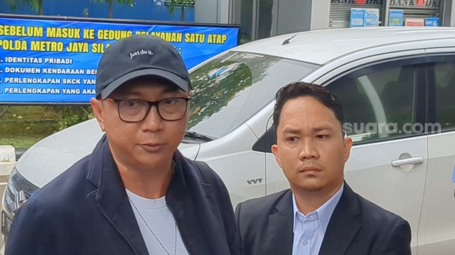 Dirut PT Hijau Dipta Nusantara (HDN) milik Anang Hermansyah, Erie Prasetyo didampingi kuasa hukum untuk melaporkan eks karyawan Ashanty, Ayu di Polda Metro Jaya, Jakarta Selatan, Selasa, 7 Oktober 2025. [Suara.com/Adiyoga Priyambodo]