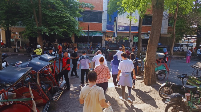 Rombongan Institut français d'Indonésie dan Hotel Tentrem Yogyakarta beranjak dari Pasar Beringharjo menuju Pasar Ngasem (Suara.com/Rosdiana)
