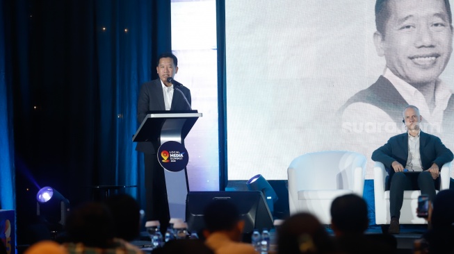Pemimpin Redaksi Suara.com Suwarjono memberikan sambutan saat pembukaan Local Media Summit (LMS) 2025 di Hotel JW Marriot, Jakarta, Selasa (7/10/2025). [Suara.com/Alfian Winanto]