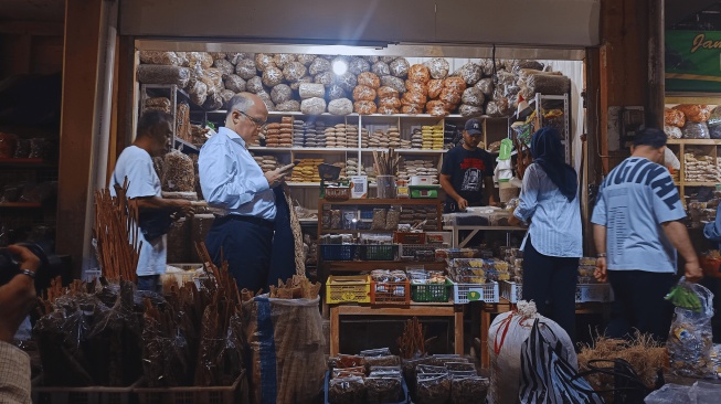 Jules Irrmann di antara rempah-rempah kebanggaan Indonesia, Pasar Beringharjo (Suara.com/Rosdiana)
