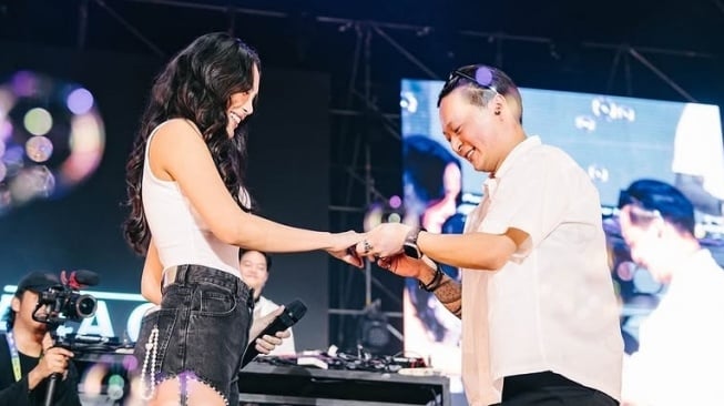 Ukuran Berlian di Cincin Erika Carlina Bikin Finansial DJ Bravy Digunjing