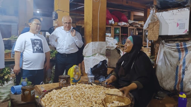 Direktur IFI Jakarta, Jules Irrmann dan Chef Sky Lee berbincang dengan penjual di Pasar Beringharjo (Suara.com/Rosdiana)