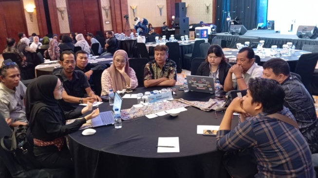 Event Specialis BeritaJatim.com, Fitratillah Hilhanif berbincang dengan beberapa media lokal dalam Local Media Summit 2025 (LMS 2025), Rabu 8 Oktober 2025. [Hairul Alwan/Suara.com]