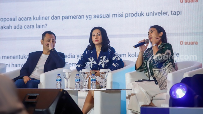 Narasumber memberikan pemaparan dalam sesi talkshow dan workshop saat acara Local Media Summit (LMS) 2025 di Hotel JW Marriot, Jakarta, pada Selasa (7/10/2025). [Suara.com/Alfian Winanto]