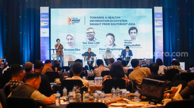 Narasumber memberikan pemaparan dalam sesi talkshow dan workshop saat acara Local Media Summit (LMS) 2025 di Hotel JW Marriot, Jakarta, pada Selasa (7/10/2025). [Suara.com/Alfian Winanto]