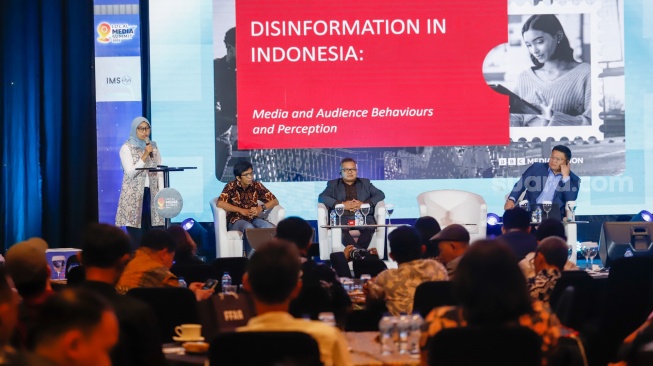 Narasumber memberikan pemaparan dalam sesi talkshow dan workshop saat acara Local Media Summit (LMS) 2025 di Hotel JW Marriot, Jakarta, pada Selasa (7/10/2025). [Suara.com/Alfian Winanto]