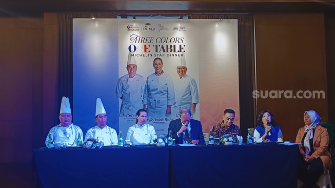 (dari kiri) Chef Steve Tanudharma, Chef Sky Lee, Cheffe Andrée Rosier, Dubes Prancis untuk Indonesia Fabien Penone, Corporate GM Hotel Tentrem Group Christoporus Yulianto, Asisten Direksi IFI Yogyakarta Inta Fitrita Devi (Suara.com/Rosdiana)
