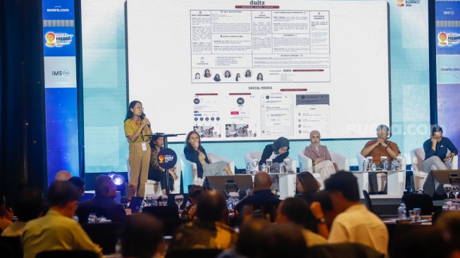 Narasumber memberikan pemaparan dalam sesi talkshow dan workshop saat acara Local Media Summit (LMS) 2025 di Hotel JW Marriot, Jakarta, pada Selasa (7/10/2025). [Suara.com/Alfian Winanto]