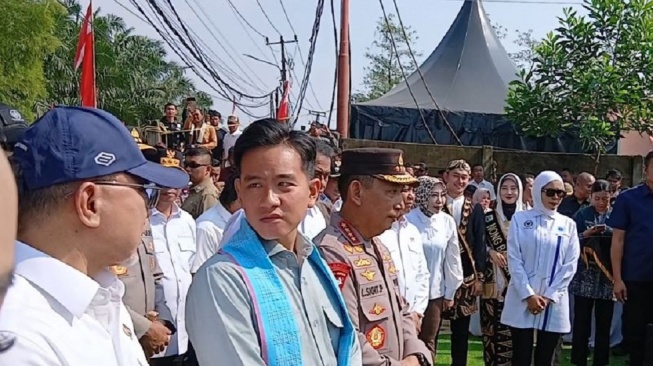 Gebrakan Gibran di Tangerang: Tanam Jagung Pakai Traktor, Minta Bulog Inovasi Demi Swasembada