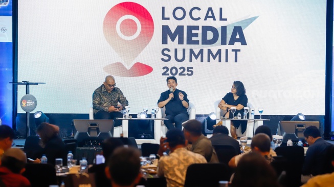 Narasumber memberikan pemaparan dalam sesi talkshow dan workshop saat acara Local Media Summit (LMS) 2025 di Hotel JW Marriot, Jakarta, pada Selasa (7/10/2025). [Suara.com/Alfian Winanto]