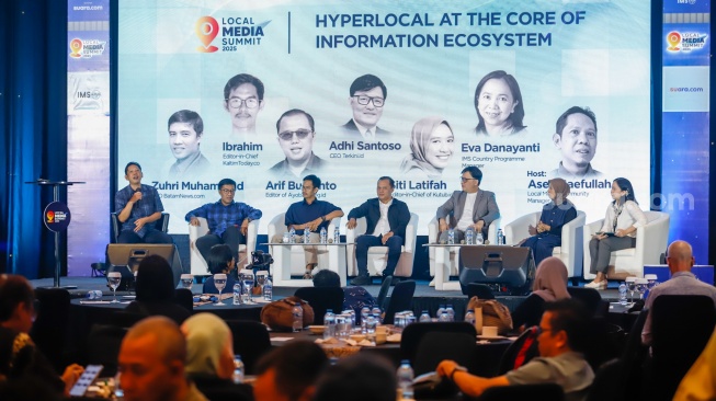Narasumber memberikan pemaparan dalam sesi talkshow dan workshop saat acara Local Media Summit (LMS) 2025 di Hotel JW Marriot, Jakarta, pada Rabu (8/10/2025). [Suara.com/Alfian Winanto]
