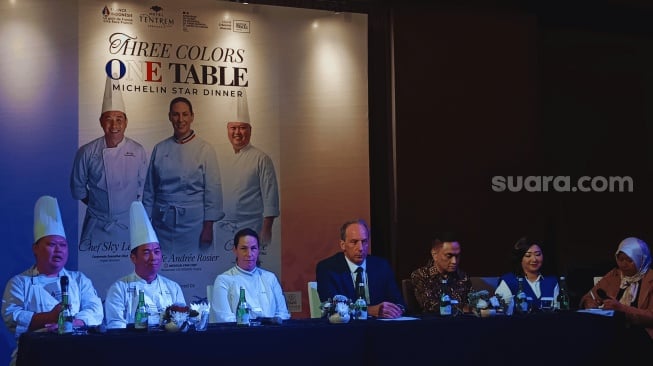 Chef Steve Tanudharma terkait menu kolaborasi dengan Chef Sky Lee dan Cheffe Andrée Rosier dalam Michelin Star Dinner – Three Colors, One Table (Suara.com/Rosdiana)