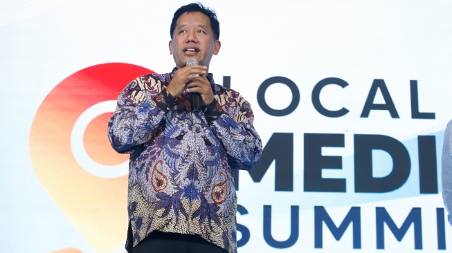 Pemimpin Redaksi Suara.com, Suwarjono memberikan closing speech saat penutupan gelaran Lokal Media Summit (LMS) 2025 di Hotel JW Marriot, Jakarta, Rabu (8/10/2025). [Suara.com/Alfian Winanto]