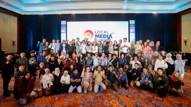 Pemimpin Redaksi Suara.com, Suwarjono bersama dengan IMS Asia Regional Director, Lars Bestle dan seluruh peserta saat penutupan gelaran Lokal Media Summit (LMS) 2025 di Hotel JW Marriot, Jakarta, Rabu (8/10/2025). [Suara.com/Alfian Winanto]