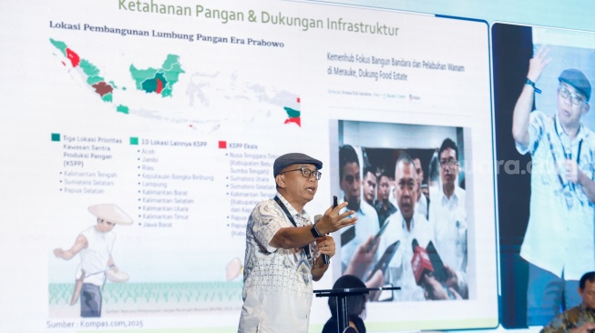 Narasumber memberikan pemaparan dalam sesi talkshow dan workshop saat acara Local Media Summit (LMS) 2025 di Hotel JW Marriot, Jakarta, pada Rabu (8/10/2025). [Suara.com/Alfian Winanto]