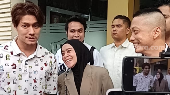 Lesti Kejora didampingi Rizky Billar dan Pengacaranya, Sadrakh Seskoadi di Polda Metro Jaya pada Rabu, 8 Oktober 2025. [Suara.com/Rena Pangesti]