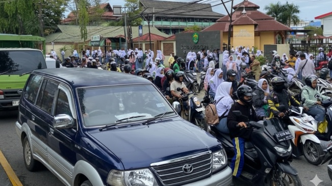 Setiap Pagi, Siswa Samarinda Berjibaku Menyeberang di Jalan Padat Tanpa JPO