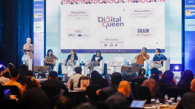 Narasumber memberikan pemaparan dalam sesi talkshow dan workshop saat acara Local Media Summit (LMS) 2025 di Hotel JW Marriot, Jakarta, pada Selasa (7/10/2025). [Suara.com/Alfian Winanto]