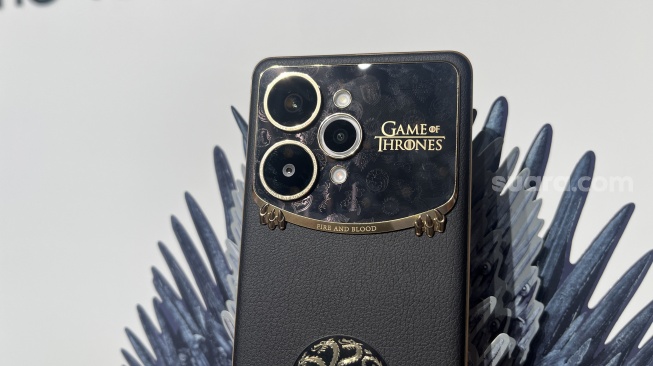 Realme 15 Pro Game of Thrones Limited Edition yang resmi dikenalkan ke Indonesia pada Rabu (8/10/2025). [Suara.com/Dicky Prastya]