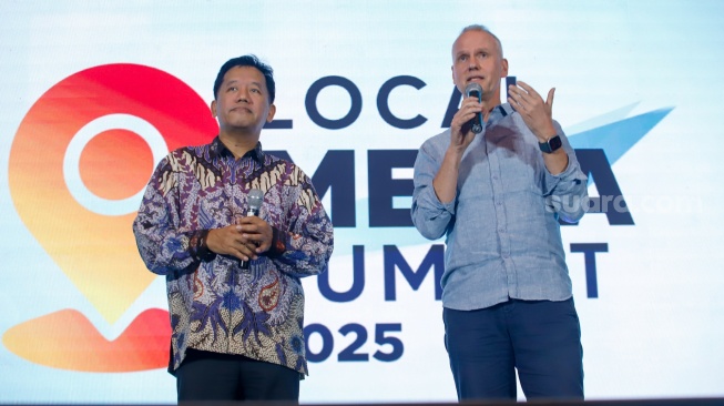 Pemimpin Redaksi Suara.com, Suwarjono (kiri) bersama dengan IMS Asia Regional Director, Lars Bestle (kanan) memberikan closing speech saat penutupan gelaran Lokal Media Summit (LMS) 2025 di Hotel JW Marriot, Jakarta, Rabu (8/10/2025). [Suara.com/Alfian Winanto]