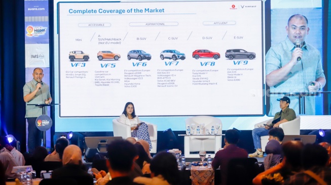 Narasumber memberikan pemaparan dalam sesi talkshow dan workshop saat acara Local Media Summit (LMS) 2025 di Hotel JW Marriot, Jakarta, pada Rabu (8/10/2025). [Suara.com/Alfian Winanto]