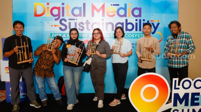 Peserta foto bersama saat acara Local Media Summit (LMS) 2025 di Hotel JW Marriot, Jakarta, pada Selasa (7/10/2025). [Suara.com/Alfian Winanto]