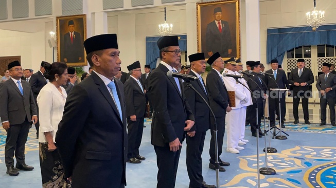 Presiden Prabowo Subianto melantik sepuluh Duta Besar Luar Biasa dan Berkuasa Penuh Republik Indonesia untuk negara-negara sahabat di Istana Negara, Jakarta, Rabu (8/10/2025). (Suara.com/Novan)
