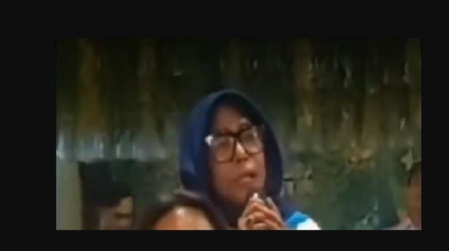 Diaspora Belanda Heran Lihat Aksi Relawan Jokowi Ancam Demo Pakai BH-CD: Negeri Ini Sedang Sakit