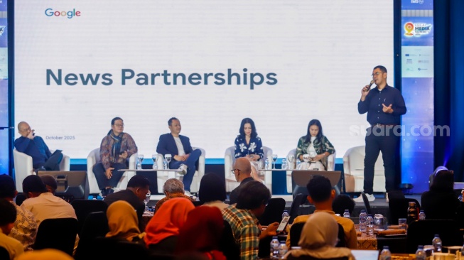 Narasumber memberikan pemaparan dalam sesi talkshow dan workshop saat acara Local Media Summit (LMS) 2025 di Hotel JW Marriot, Jakarta, pada Selasa (7/10/2025). [Suara.com/Alfian Winanto]