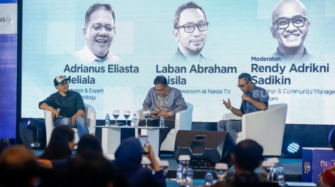 Narasumber memberikan pemaparan dalam sesi talkshow dan workshop saat acara Local Media Summit (LMS) 2025 di Hotel JW Marriot, Jakarta, pada Rabu (8/10/2025). [Suara.com/Alfian Winanto]