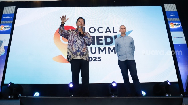 Pemimpin Redaksi Suara.com, Suwarjono (kiri) bersama dengan IMS Asia Regional Director, Lars Bestle (kanan) memberikan closing speech saat penutupan gelaran Lokal Media Summit (LMS) 2025 di Hotel JW Marriot, Jakarta, Rabu (8/10/2025). [Suara.com/Alfian Winanto]