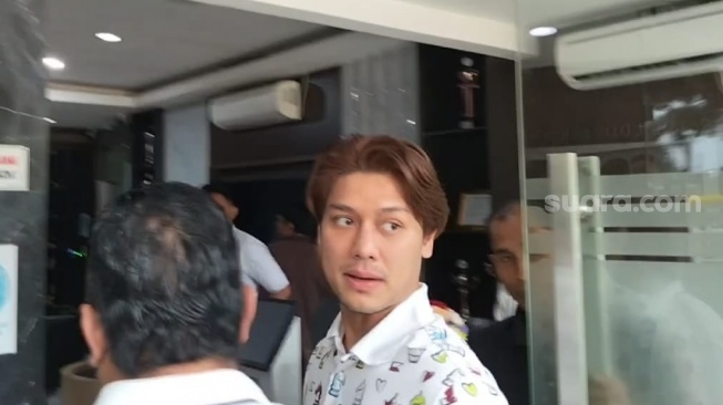 Rizky Billar ditemui di Polda Metro Jaya pada Rabu, 8 Oktober 2025. [Suara.com/Rena Pangesti]