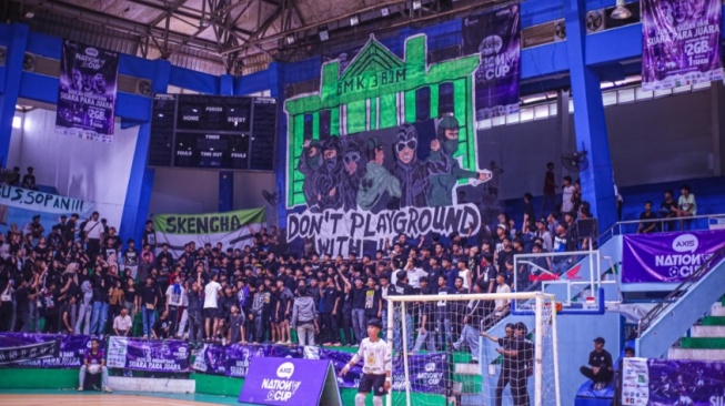 Suporter SMKN 3 Banjarmasin Bakar Semangat di AXIS Nation Cup 2025