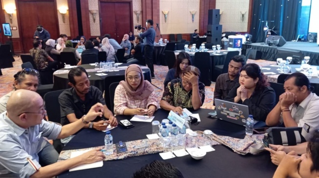 IMS Media Business Advisor Denny Young berbincang dengan beberapa media lokal dalam Local Media Summit 2025 (LMS 2025) . [Hairul Alwan/Suara.com]