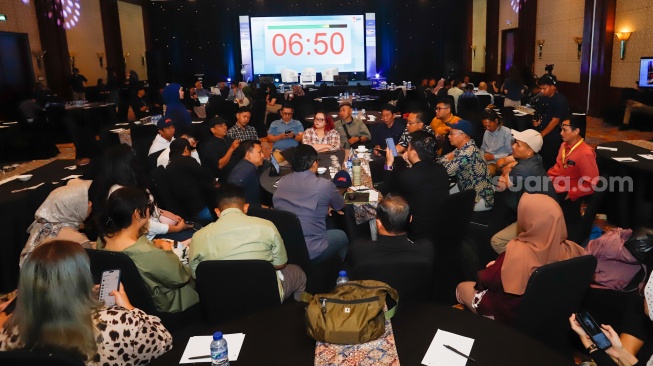 Para peserta mengikuti Coaching Clinic dalam sesi talkshow dan workshop saat acara Local Media Summit (LMS) 2025 di Hotel JW Marriot, Jakarta, pada Rabu (8/10/2025). [Suara.com/Alfian Winanto]