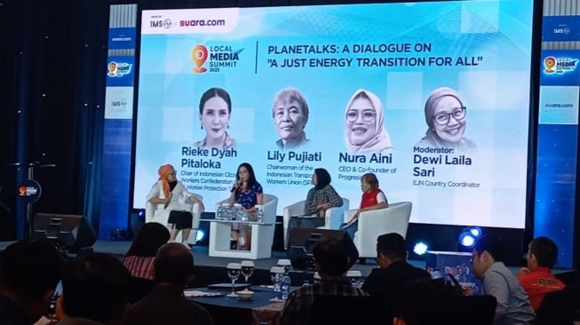 Anggota Satgas Perlindungan Pekerja Indonesia dan Ketua Umum Konfederasi Rakyat Pekerja Indonesia, Rieke Diah Pitaloka jadi pembicara di acara Local Media Summit (LMS 2025) [Andi/Suara.com]