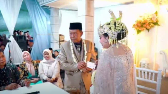 Viral pernikahan gadis dan kakek dengan mahar Rp3 miliar. [YouTube/AV Media]