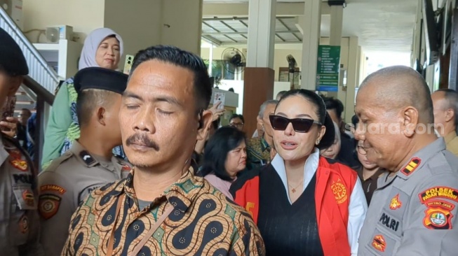 Nikita Mirzani usai dituntut 11 tahun penjara dalam sidang kasus pemerasan dan TPPU di Pengadilan Negeri Jakarta Selatan, Kamis, 9 Oktober 2025 [Suara.com/Adiyoga Priyambodo].