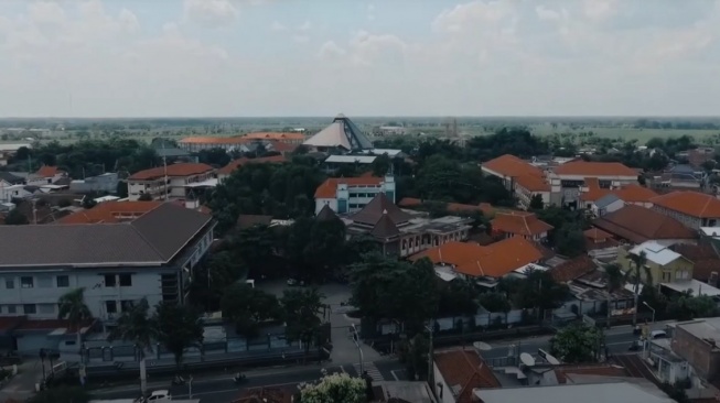 Pondok Pesantren Tebu Ireng [Youtube/TebuirengPutri/CIS PLANE SPOTTER]