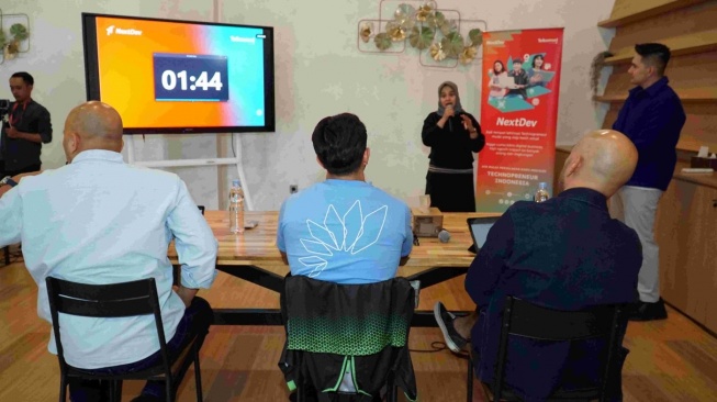 Pada open session di Bandung (9/10), pitching session juga diadakan untuk technopreneurs mempresentasikan ide digital berdampak dan berkesempatan lolos ke Top 18 NextDev Tahun ke-11 (Dok: Telkomsel)